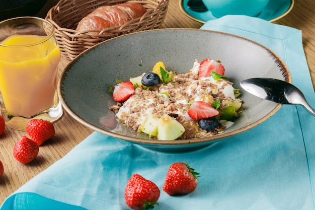 Haferflocken mit Beeren in einer Schüssel