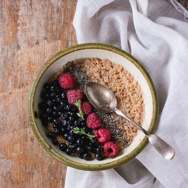 Haferflocken mit Beeren und Chiasamen