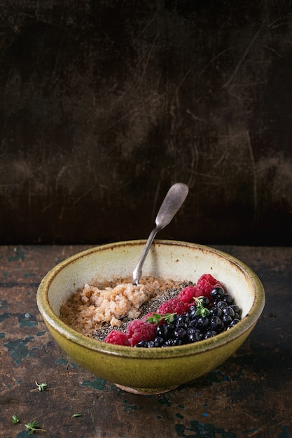 Haferflocken mit Beeren und Chiasamen