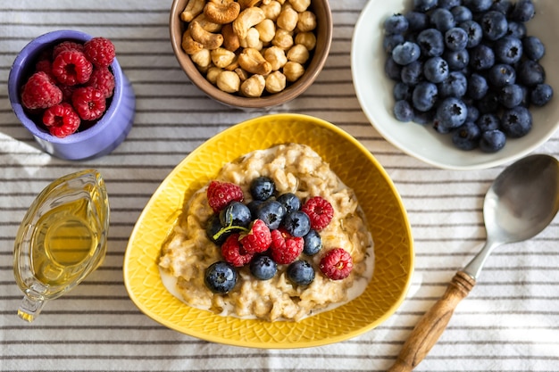 Haferflocken mit Beeren und Honig zum FrühstückHaferflocken mit Kokosmilch und BeerenGesund und Trend