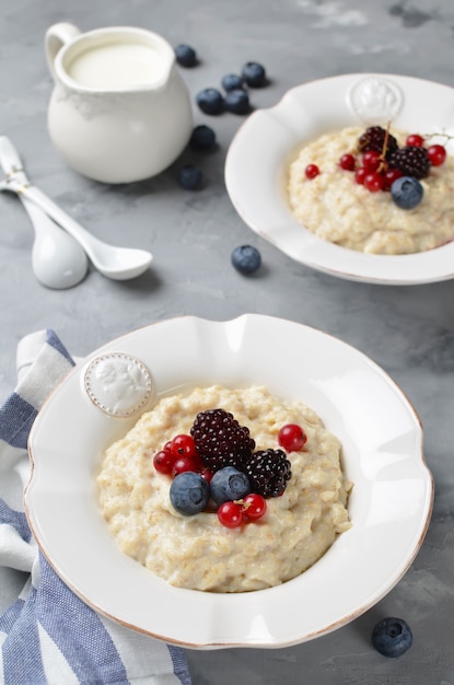 Haferflocken mit Beeren zum Frühstück