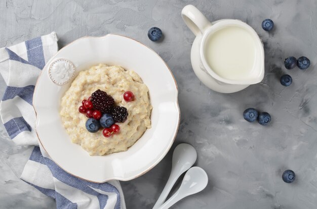 Haferflocken mit Beeren zum Frühstück