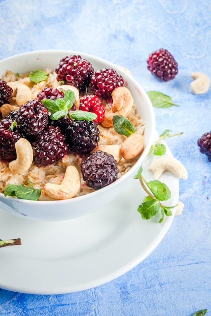 Haferflocken mit Cashew, Brombeeren und Minze