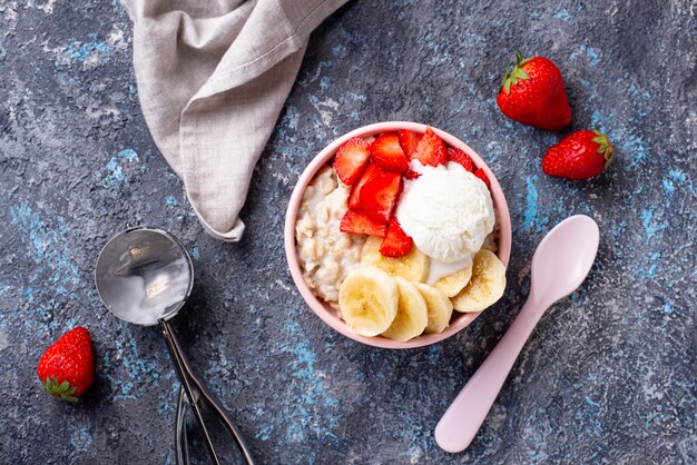 Haferflocken mit Erdbeeren, Bananen und Eis