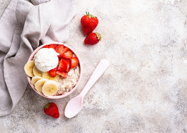 Haferflocken mit Erdbeeren, Bananen und Eis