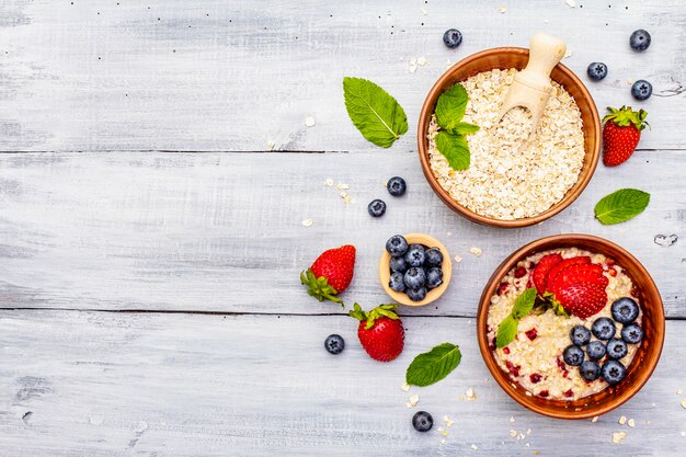 Haferflocken mit frischen Beeren und Minze