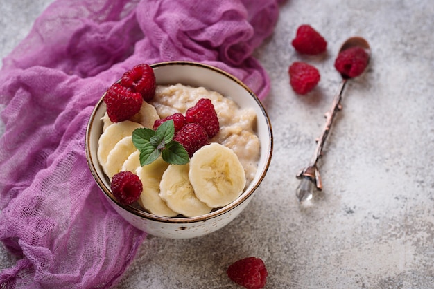 Haferflocken mit Himbeere und Banane. Selektiver Fokus