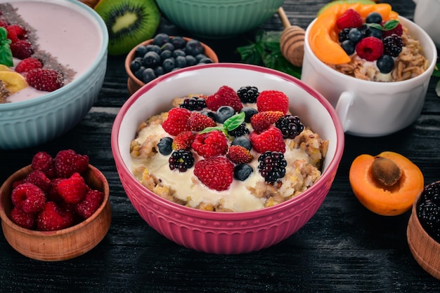 Haferflocken mit Joghurt und Beeren Gesunde Ernährung Auf einem hölzernen Hintergrund Ansicht von oben Freier Platz für Text