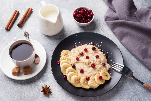 Haferflocken mit Milch mit Bananen-Cranberries und Sesam.