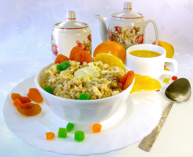 Haferflocken mit Obst und Orangensaft zum Frühstück