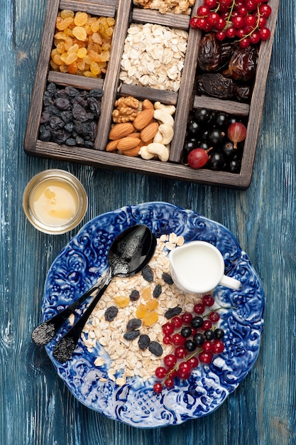 Haferflocken Müsli Beeren Nüsse und getrocknete Früchte Gesundes Frühstück Draufsicht