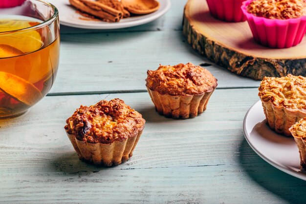 Foto haferflocken-muffins mit einer tasse grünem tee