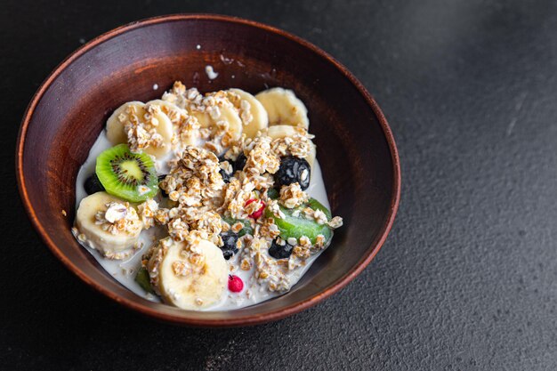 Haferflocken Obst Frühstück Milch Banane Kiwi Beeren Blaubeer Mahlzeit Snack auf dem Tisch
