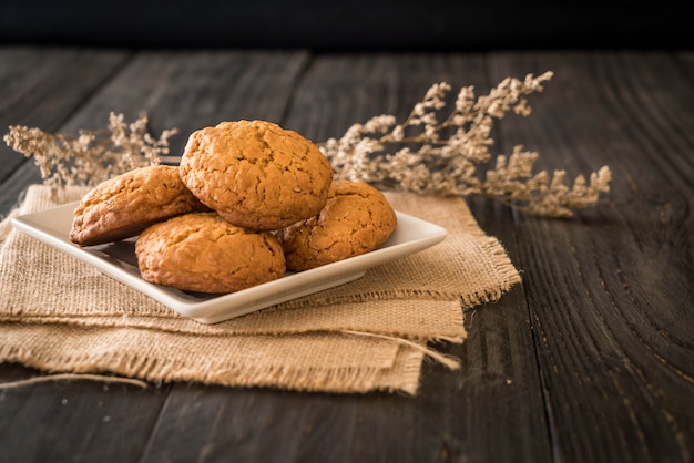 Haferflocken Rosinen Cookies auf Holz