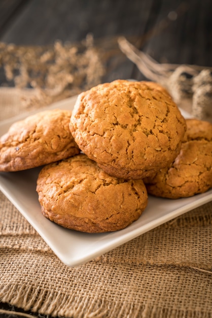 Haferflocken Rosinen Cookies auf Holz