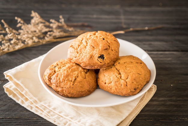 Haferflocken Rosinen Cookies auf Holz