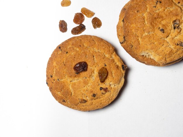 Haferflocken-Rosinen-Cookies auf weißem Hintergrund Süßigkeiten Teegebäck