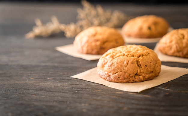 Haferflocken Rosinenplätzchen auf Holz