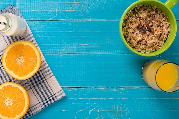 Haferflockenfrühstück mit Orangensaft. Gesundes Frühstück. Sicht von oben. Platz kopieren