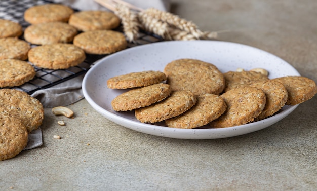 Haferflockenkekse mit Getreidesamen und Nüssen Gesunde vegane Kekse