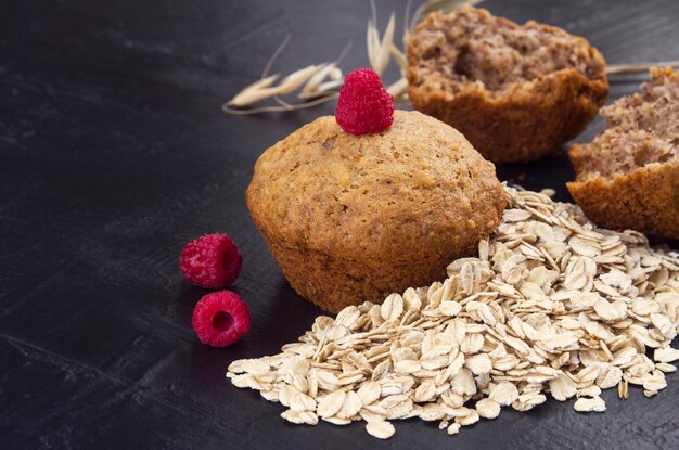 Haferflockenkörner und hausgemachte Kuchen auf dunklem Hintergrund Gesunde Ernährung für den Lebensstil