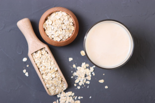 Haferflockenmilch auf dem Tisch Pflanzenmilch vegetarische Milch