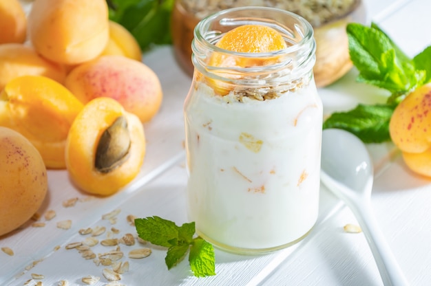 Haferflockenmilchshake, Smoothie oder Joghurt mit frischer Aprikose.