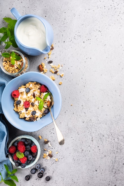 Hafergranola mit Beeren und Joghurt