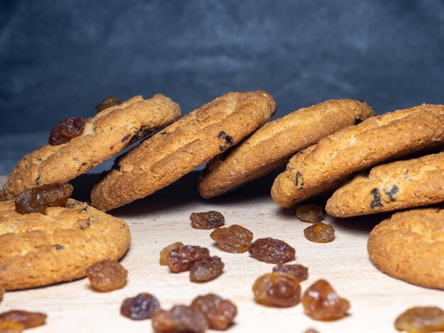 Haferkekse Kekse mit Rosinen auf dem Tisch Rosinen auf dem Tisch Süße Leckerei Gesunde Ernährung