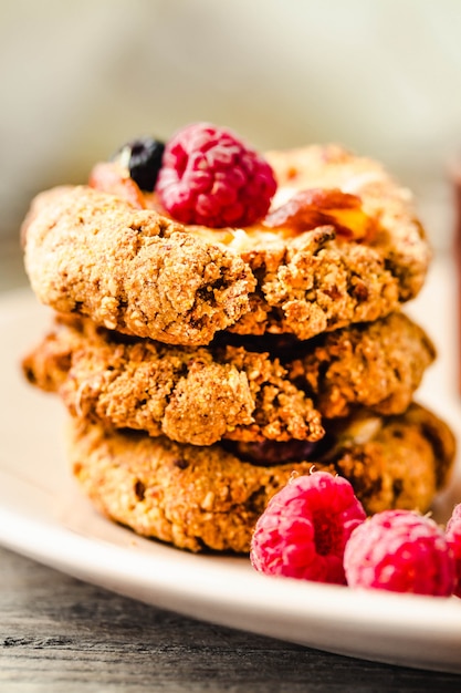 Haferkekse mit Himbeermarmelade und Dattelkaramel. Nahansicht.