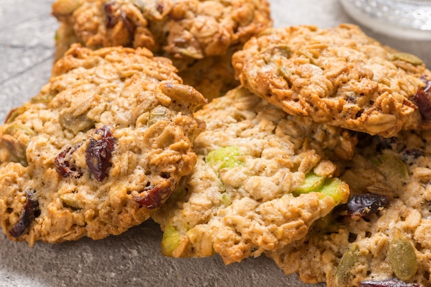 Haferkekse mit Preiselbeer- und Kürbiskernen