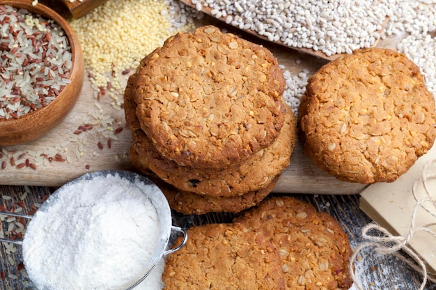 Haferkekse mit Zusatz von getrockneten Früchten und verschiedenen Nusssorten, darunter Erdnüsse, Weizen-Haferkekse mit Erdnüssen