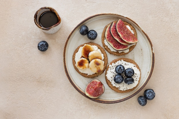 Haferknäckebrot mit Frischkäse verschiedene Toppings und Dattelsirup Gesundes Frühstück