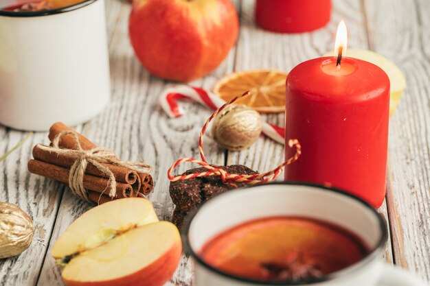 Hafermehlplätzchen auf einem alten Holztisch mit Zimtstangen und Dekorationen