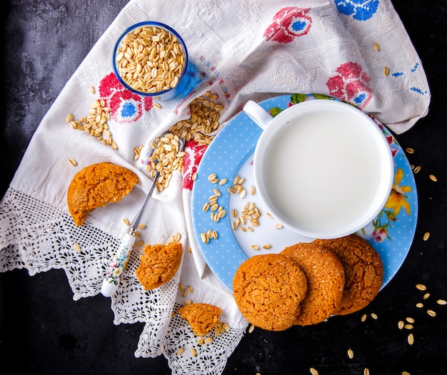 Hafermehlplätzchen mit Milch. Esser, Konzept des gesunden Lebensmittels