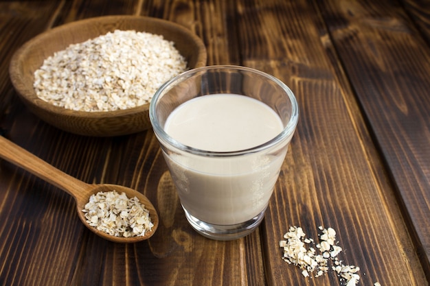 Hafermilch im Trinkglas auf dem Tisch