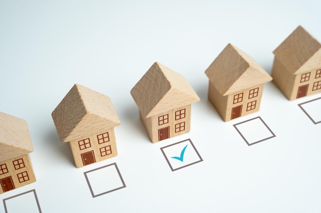 Haga una selección de la mejor casa para comprar Elección marcada con una marca de verificación Encontrar la casa perfecta para usted Marque la preferida Resumen de ofertas del mercado inmobiliario Revisar