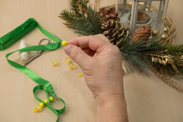 Hágalo usted mismo decoración navideña. Adornos para árboles de Navidad con cinta DIY. Instrucciones paso a paso. Paso 3