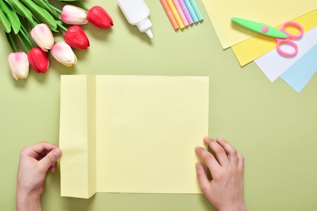 Hágalo usted mismo Una postal infantil hecha de papel con un conejo Instrucciones fotográficas paso a paso para el día de Pascua Paso 2