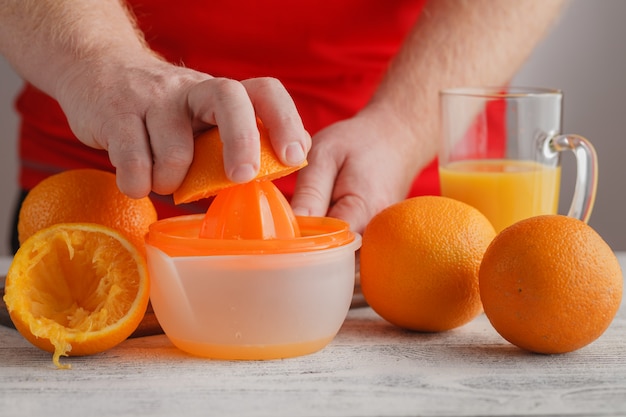 Foto hagamos jugo de naranja por exprimidor