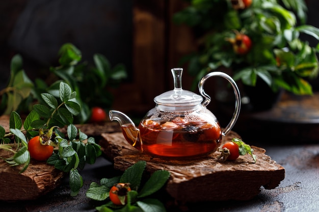 Hagebutten-Tee mit Hagebuttenbeeren