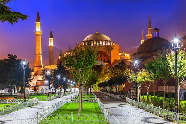 Hagia Sophia en la Plaza del Sultán Ahmet, Estambul, Turquía.