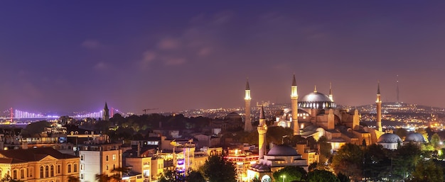 Hagia Sophia und das Abendpanorama der Bosporus-Brücke von Istanbul