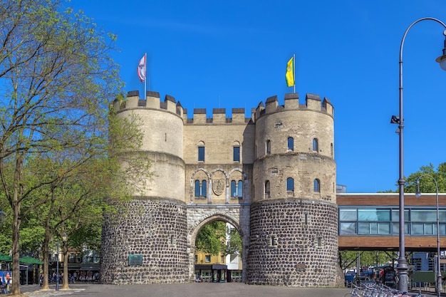 Foto hahnentorburg ist eines der mittelalterlichen stadttore von köln, deutschland