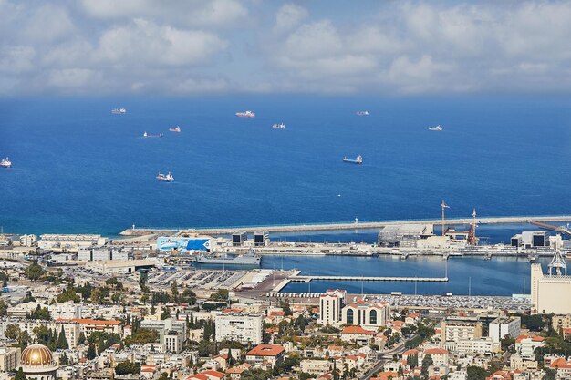 Haifa Israel 22 de octubre de 2023 Puerto marítimo en la ciudad de Haifa panorama del puerto y los edificios de la ciudad