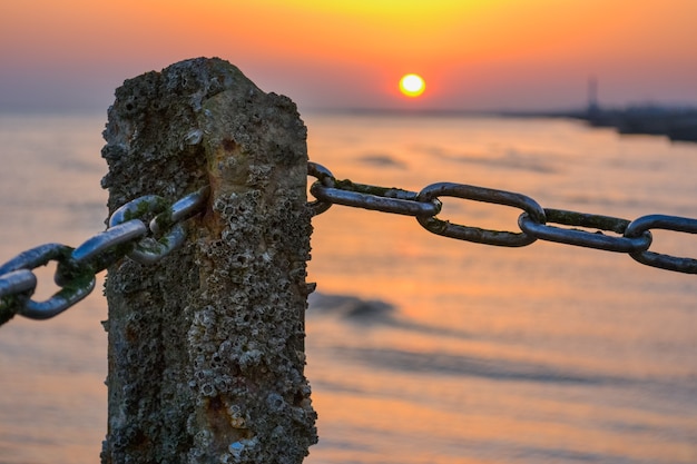 Foto hain link zaun und meer sonnenuntergang