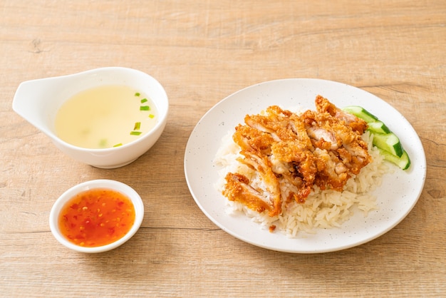 Hainaner Hühnerreis mit gebratenem Huhn oder Reis gedämpfte Hühnersuppe mit gebratenem Huhn - asiatische Art zu essen