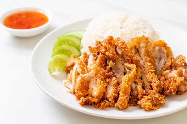 Hainaner Hühnerreis mit gebratenem Huhn oder Reis gedämpfte Hühnersuppe mit gebratenem Huhn