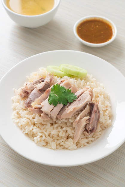 Hainanese Chicken Rice oder gedämpfter Reis mit Hühnchen - asiatische Küche