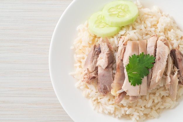 Hainanese Chicken Rice oder gedämpfter Reis mit Hühnchen